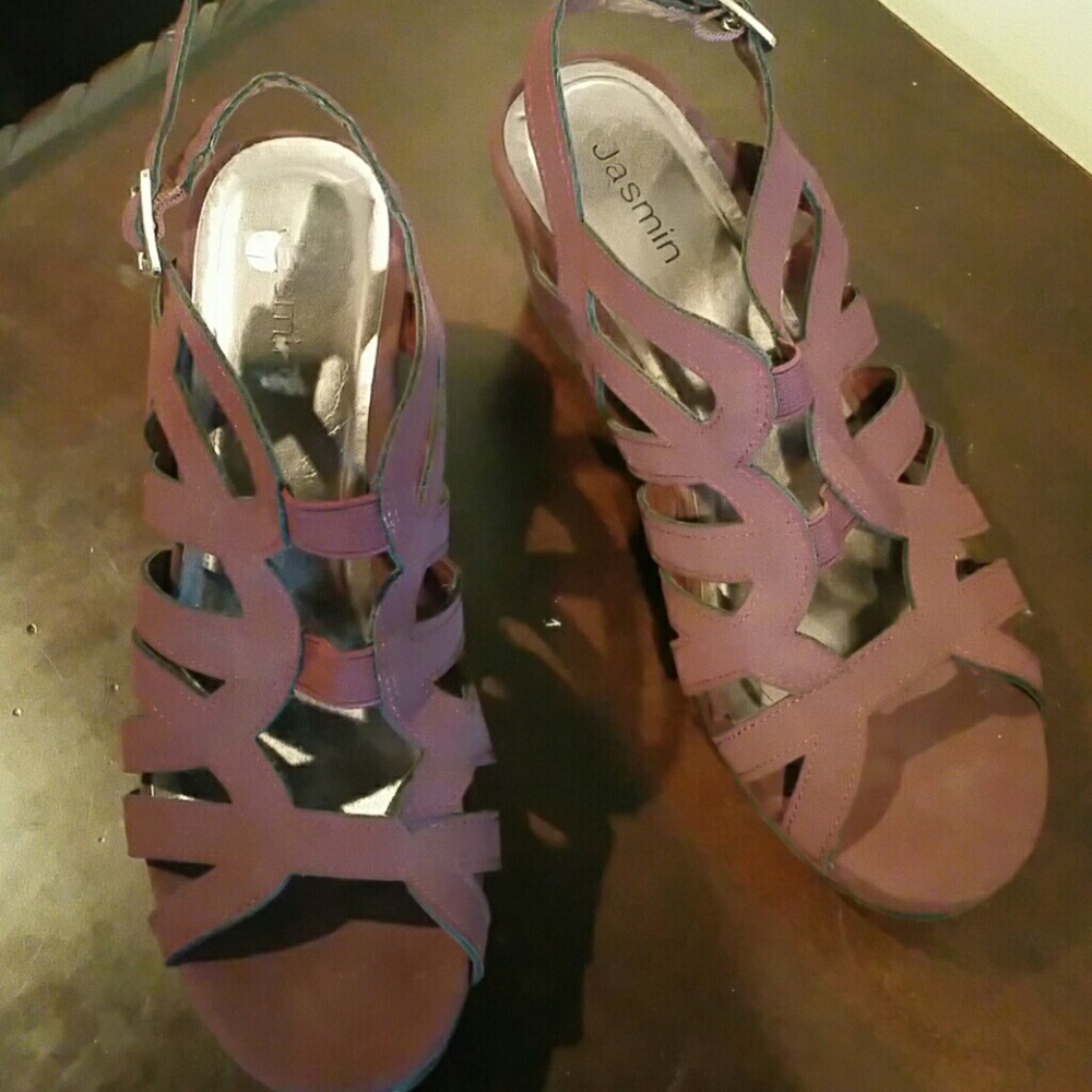 Wedged shoes